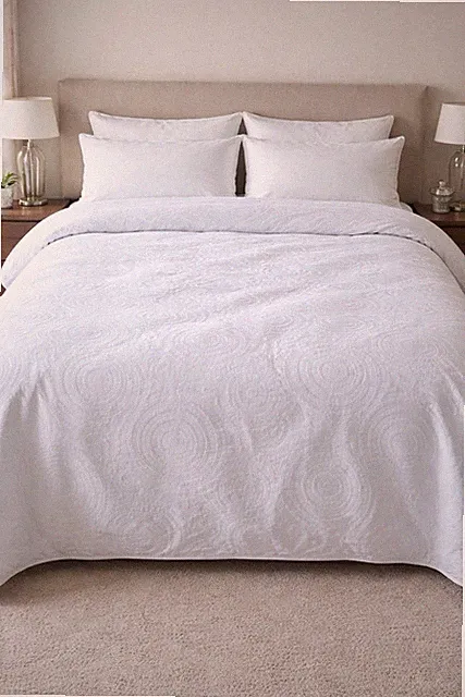 Frette White Duvet Cover. 88” X 102”. Button Closure. 100% Cotton. EUC